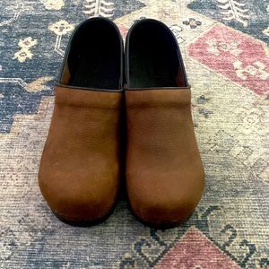 Sanita womens mens clogs Sz 46 narrow brown leather like new